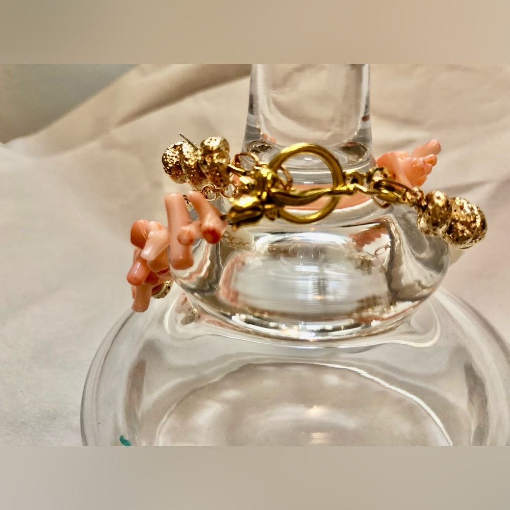 Shell, coral and gold bracelet